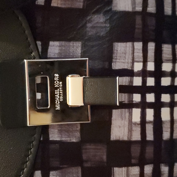 MICHAEL KORS COLLECTION Limited edition beautiful black and white shoulder bag😍 - Picture 5 of 9